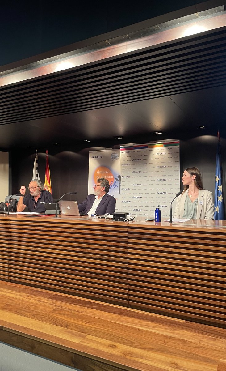 “El papel de las ONGs como vehículos de Educación Ambiental y uso turístico sostenible de los ecosistemas marinos”. D. Vicente Hernández, D. Juan Postigo y Dña. Sofía Nyssen.