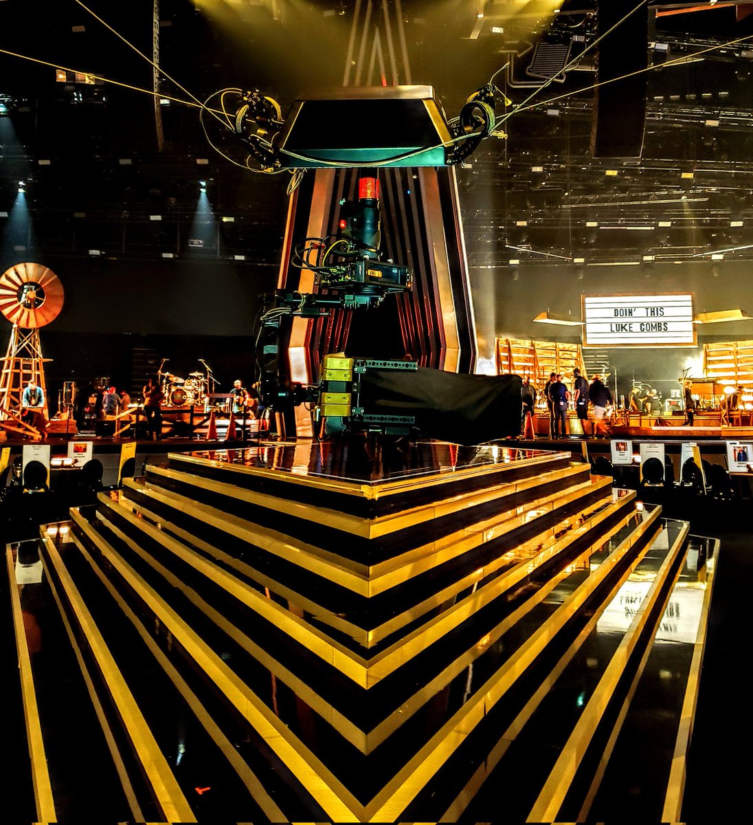 PeterDChilds's tweet photo. Spidercam waiting for the show to begin at the 2021 CMA's in Nashville's Bridgestone Arena. @wwwspidercamtv @NewtonNordic https://t.co/NebTqy6Moo