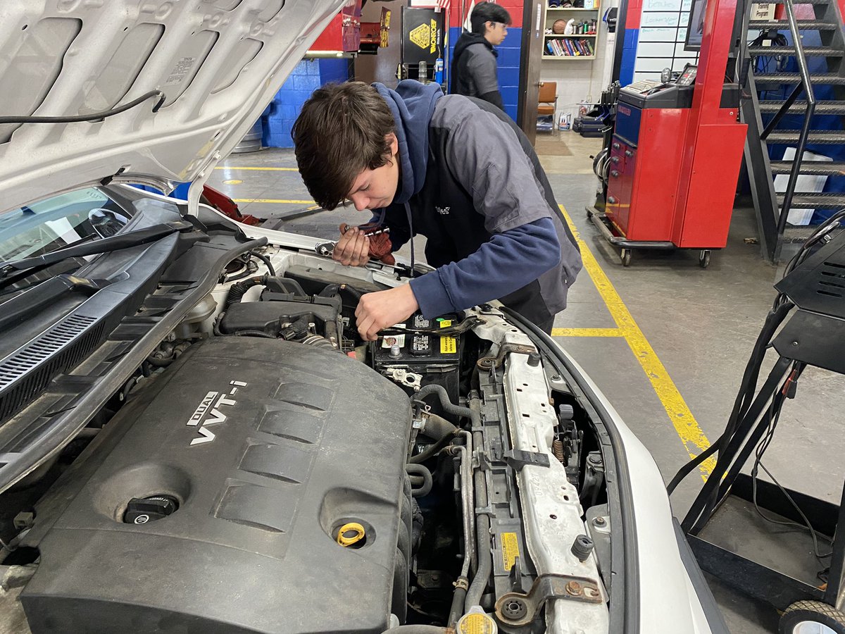 tollesceo's tweet photo. Students in Auto Technology level 1 - diagnosing and solving problems. Level of student engagement is through the roof. @TollesTech #HireEducation #LiftAllStudents https://t.co/x0o0jf9Hwk