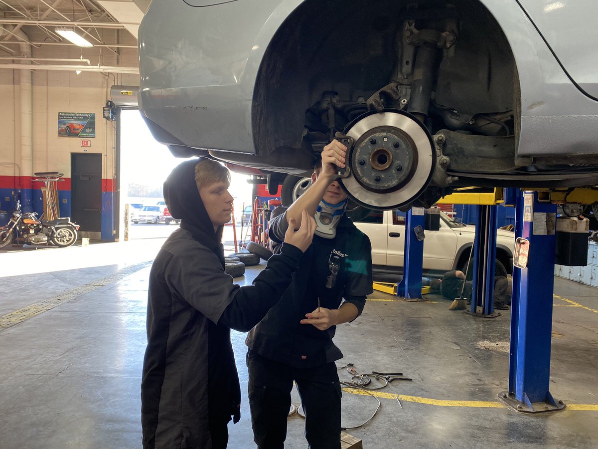 tollesceo's tweet photo. Students in Auto Technology level 1 - diagnosing and solving problems. Level of student engagement is through the roof. @TollesTech #HireEducation #LiftAllStudents https://t.co/x0o0jf9Hwk