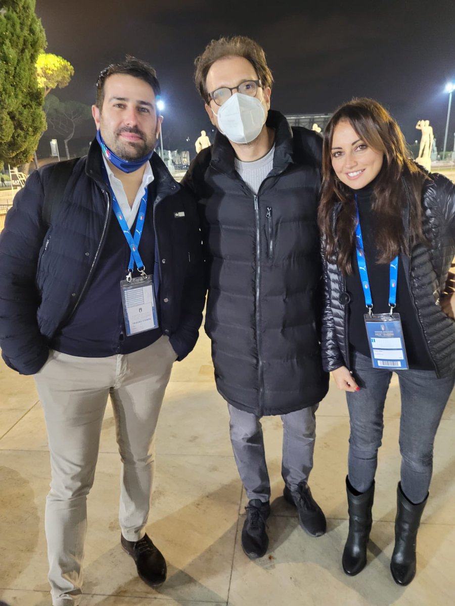 mirkarello's tweet photo. Tutti pronti per 🇮🇹vs 🇨🇭…buon lavoro a @PeppeDiSte @GiorgiaCenni9 e grazie per la loro disponibilità e simpatia…certo l’occhiale appannato da originalità alla foto👍 https://t.co/6dZW4vs28i