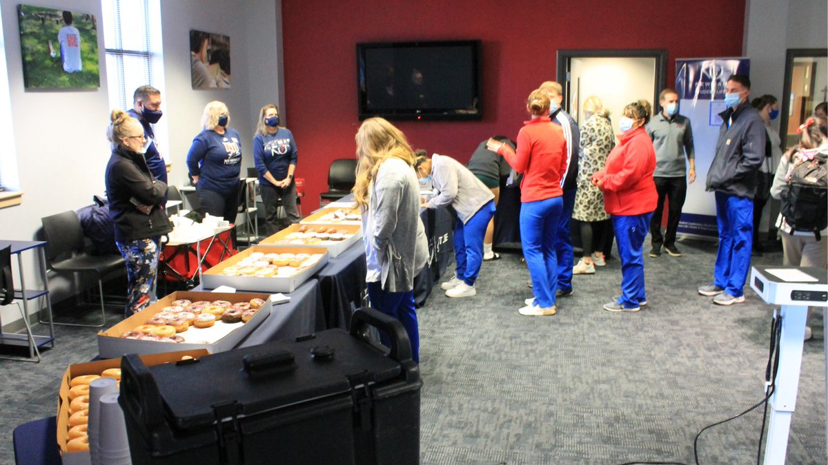 NewmanU's tweet photo. In #JetFriday fashion, Newman students and staff gathered this morning for patriotic donuts, signed thank you cards for veterans, and student veterans received certificates of appreciation for their dedication to the military.
#Thankful #Veterans #NewmanU https://t.co/DdOVXHg9Sh