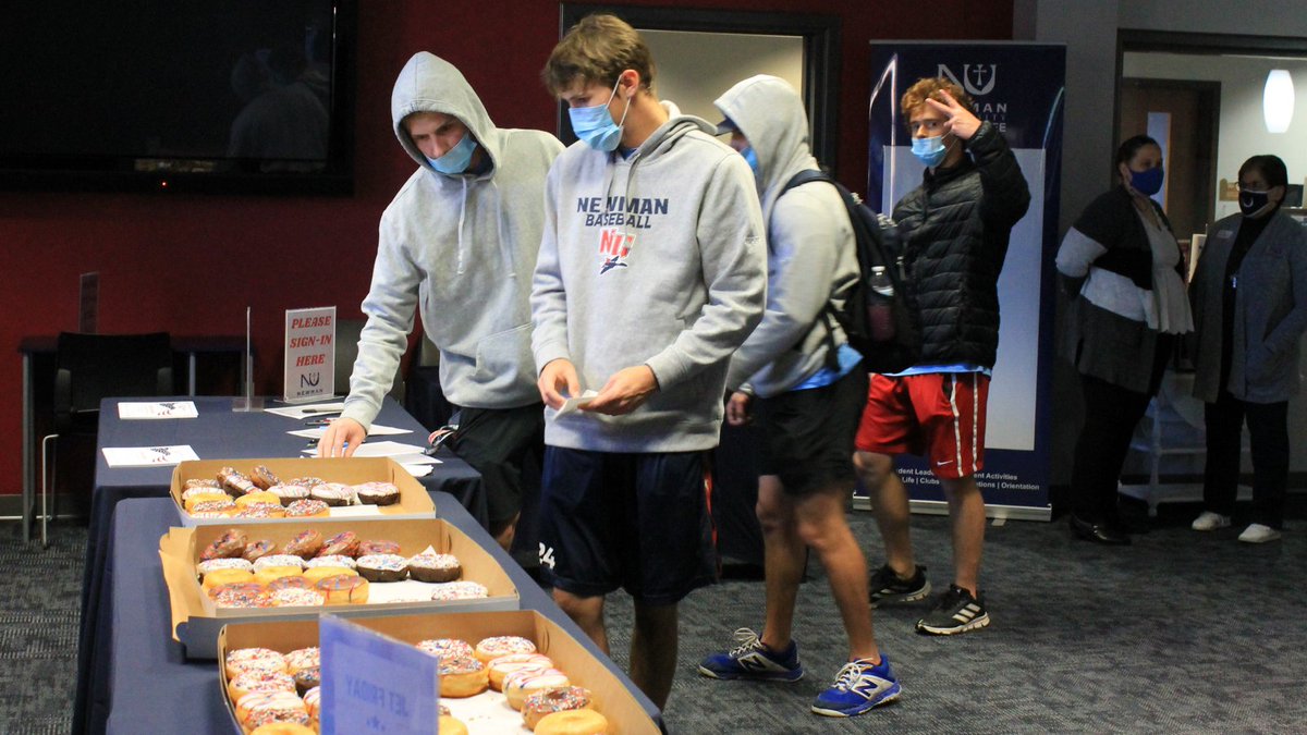 NewmanU's tweet photo. In #JetFriday fashion, Newman students and staff gathered this morning for patriotic donuts, signed thank you cards for veterans, and student veterans received certificates of appreciation for their dedication to the military.
#Thankful #Veterans #NewmanU https://t.co/DdOVXHg9Sh