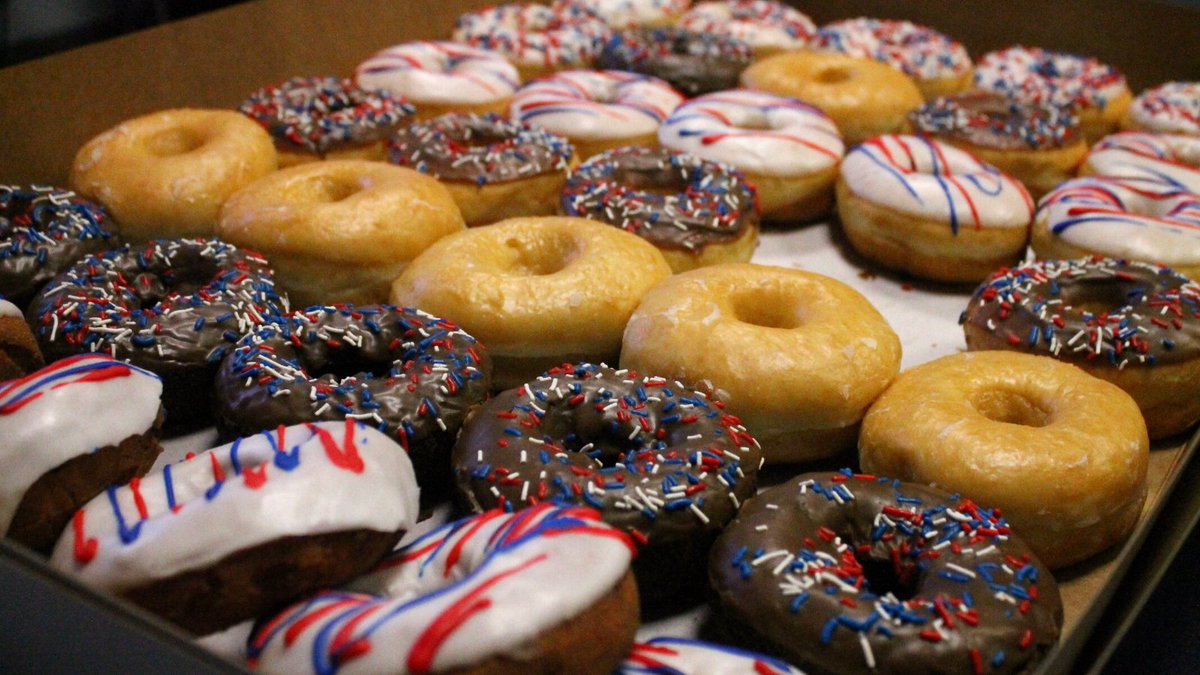 NewmanU's tweet photo. In #JetFriday fashion, Newman students and staff gathered this morning for patriotic donuts, signed thank you cards for veterans, and student veterans received certificates of appreciation for their dedication to the military.
#Thankful #Veterans #NewmanU https://t.co/DdOVXHg9Sh