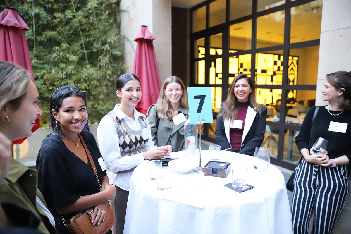 EADABusiness's tweet photo. π₯ Today, EADA Community organized the first networking event for our Masters and MBA participants after the COVID-19 pandemic at the H10 Art Gallery, in Barcelona. All of them enjoyed a networking game that aimed to mix up and break the ice.
#WeAreEADA
#EADACommunity https://t.co/lhOLAj8f0S