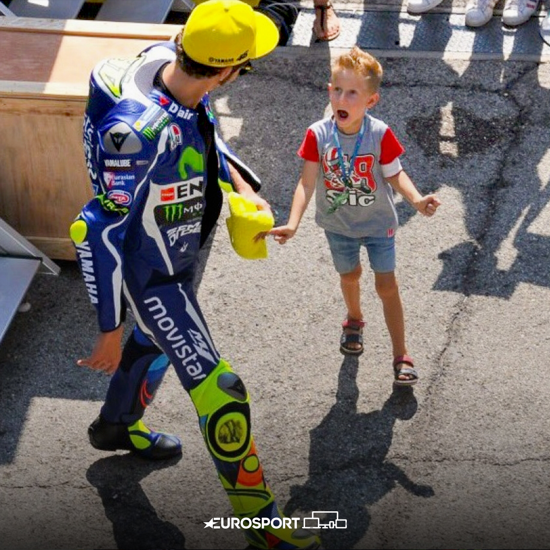 Eurosport_IT's tweet photo. - Come fai a spiegare Valentino Rossi?
- Così.

#VR46 | #ValentinoRossi | #GrazieVale https://t.co/YW4nHFMHjH