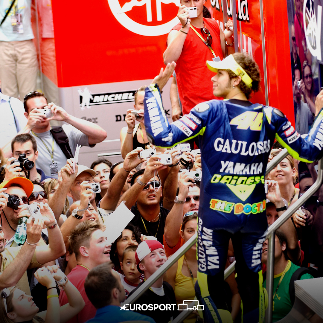 Eurosport_IT's tweet photo. - Come fai a spiegare Valentino Rossi?
- Così.

#VR46 | #ValentinoRossi | #GrazieVale https://t.co/YW4nHFMHjH