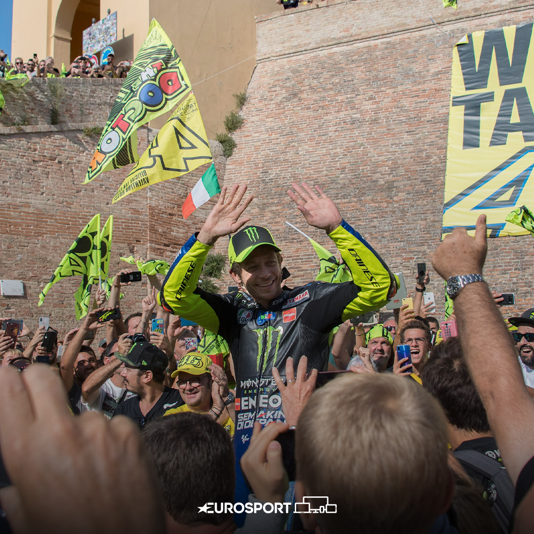 Eurosport_IT's tweet photo. - Come fai a spiegare Valentino Rossi?
- Così.

#VR46 | #ValentinoRossi | #GrazieVale https://t.co/YW4nHFMHjH