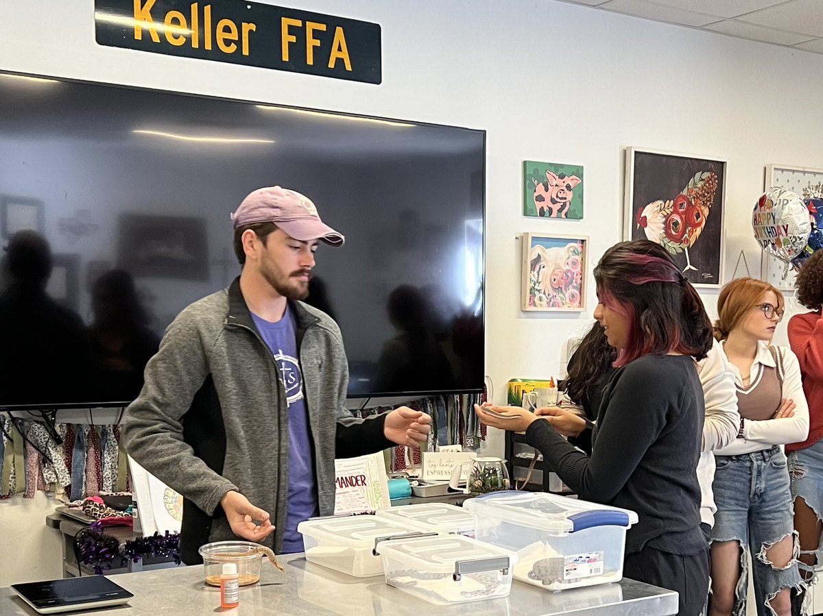 kcalvetsci's tweet photo. We are so thankful for our graduating students who come back to share their passion and give back to our program. Practicum students are learning about reptile handling today, Thanks Connor! #cteinkisd https://t.co/5lwMvwdS7v