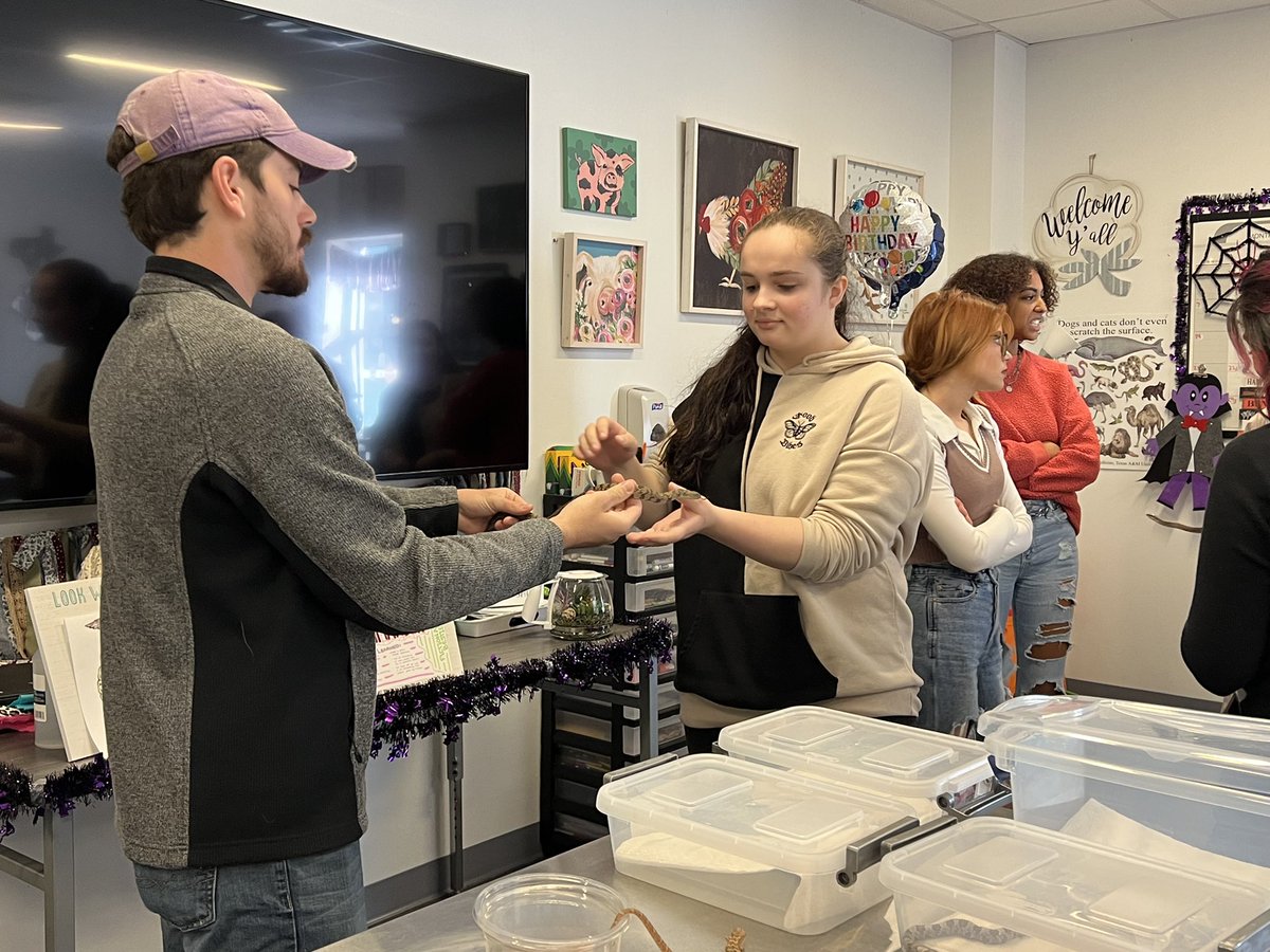 kcalvetsci's tweet photo. We are so thankful for our graduating students who come back to share their passion and give back to our program. Practicum students are learning about reptile handling today, Thanks Connor! #cteinkisd https://t.co/5lwMvwdS7v