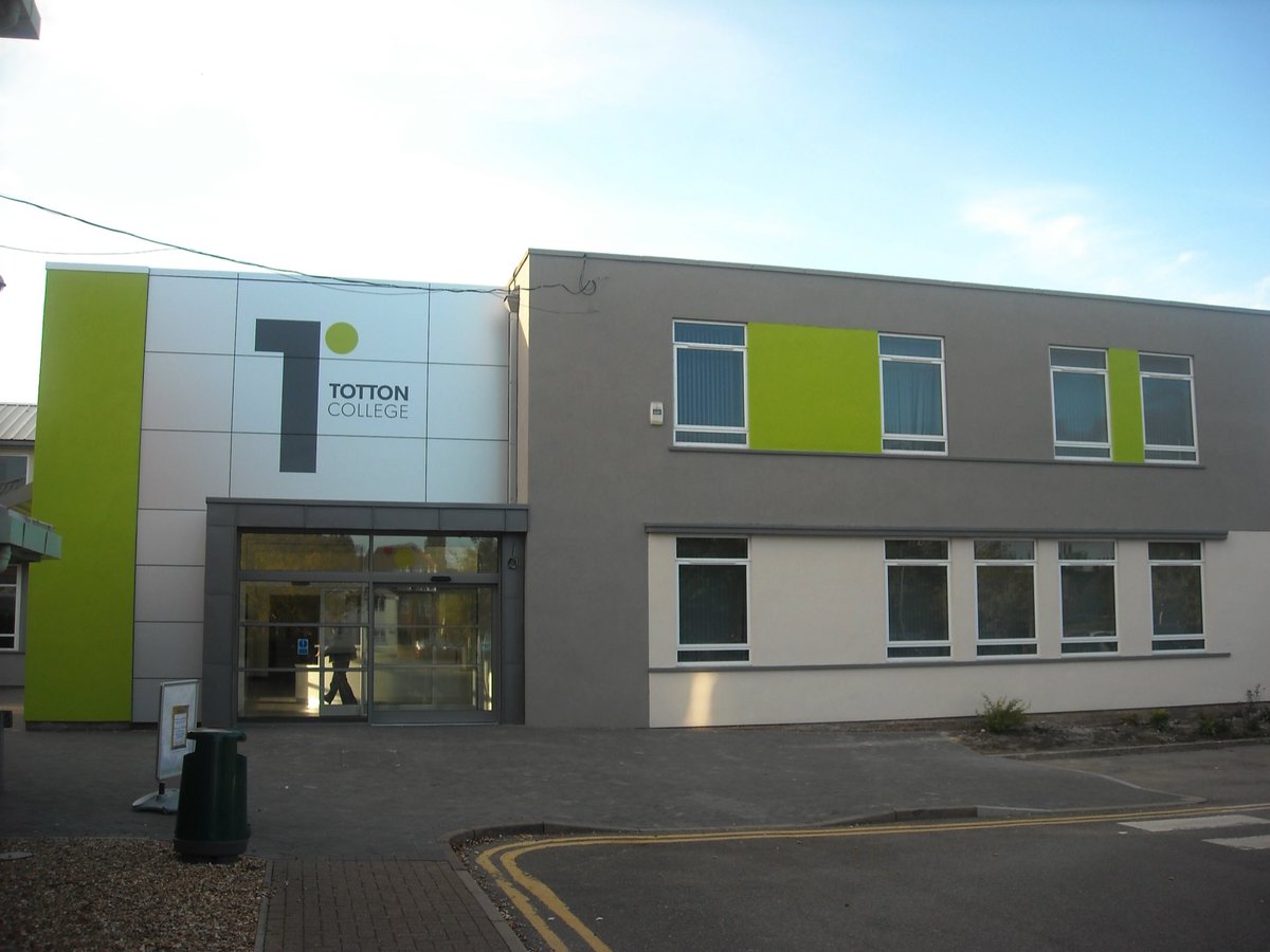 <a href="/TottonCollege/">Totton College</a> - thanks for inviting me along to present to your uniformed public services students on the role of #detective. Some great questions from the learners which bodes well for their chosen career! #police #college