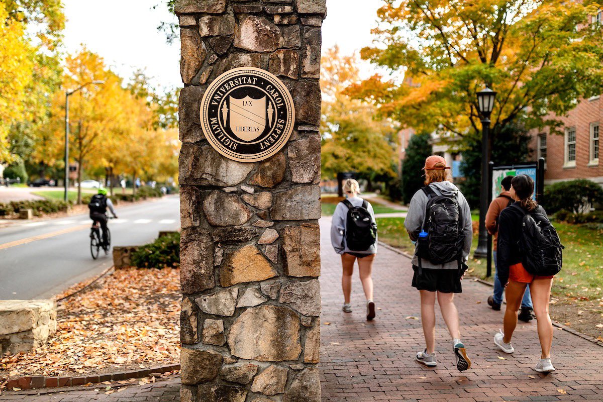 carolina_giving's tweet photo. Fall leaves and campus scenes 📸 🍁 https://t.co/GTvwa3w1Y2