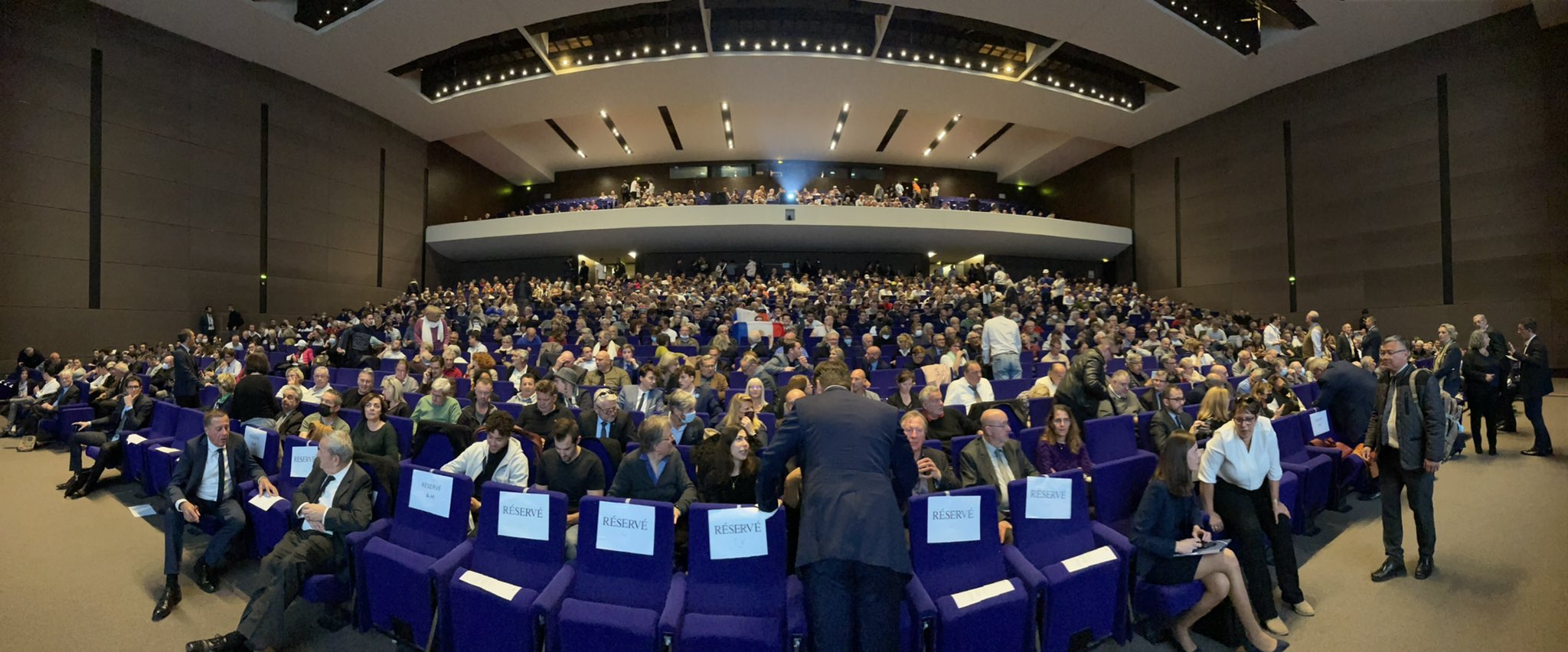 samuel lafont on twitter la salle se remplit rapidement en attendant eric zemmour bordeaux https t co pjx6kl4rht twitter