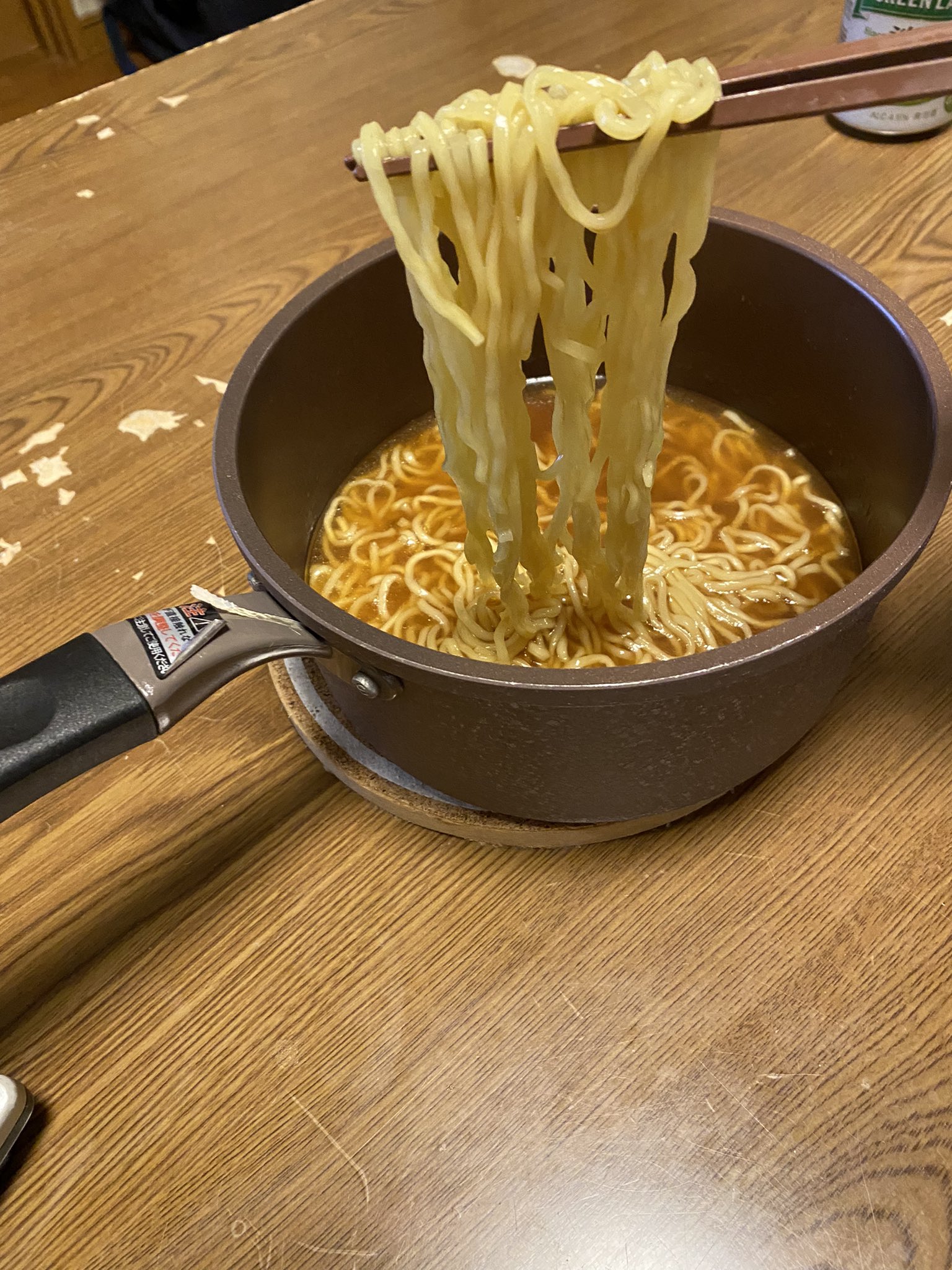 ｐ業界の社畜 どうしても〆のラーメンを食べたくてインスタント麺を作りました 鍋のままですが だがそれがいい なのです 〆の ラーメン インスタント 鍋 T Co Hsouclcqf2 Twitter