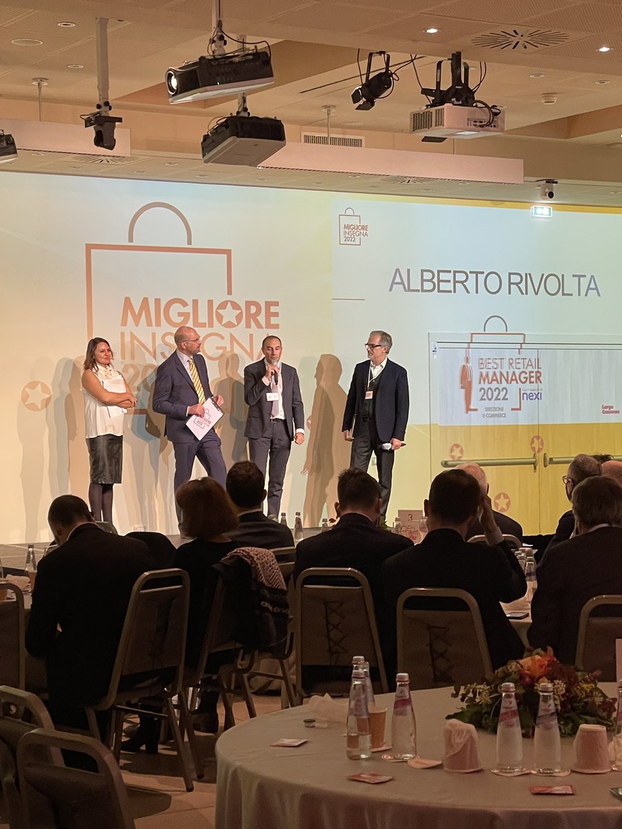 largoconsumo's tweet photo. Il premio per il #bestretailmanagerdirezioneecommerce, premiato da Alessandro Viola di @nexipayments va ad Alberto Rivolta di @LaFeltrinelli !  

#miglioreinsegna2022 https://t.co/gSpgYu5ugM