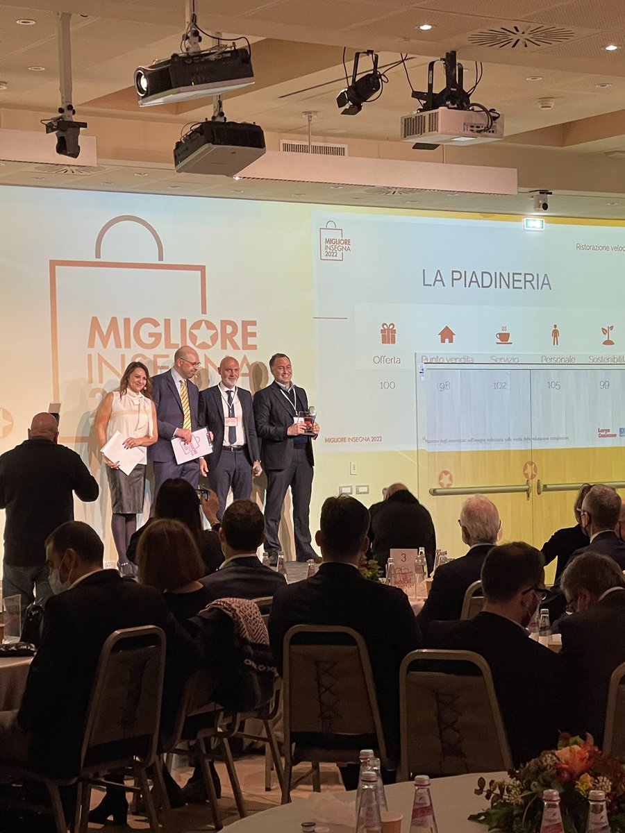largoconsumo's tweet photo. Alessandro Ravecca, presidente di Federfranchising premia la categoria migliore #ristorazioneveloce! 

Vince @LaPiadineria 🎊 

Ritira il premio Andrea Valota, general manager. 

Congratulazioni! 

#miglioreinsegna2022 https://t.co/IxcbQGDSk7