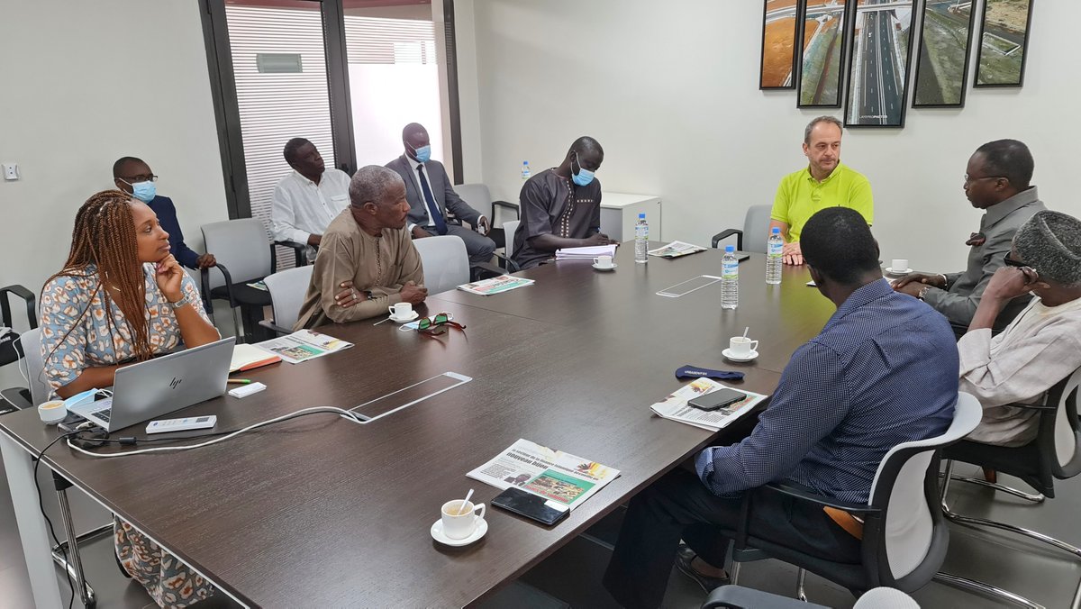 ascosen's tweet photo. Séance de travail entre l'ASCOSEN et la SECAA qui exploite l'autoroute à péage Dakar AIBD. Restitution de l'enquête de satisfaction. @wambedmi @Macky_Sall @PR_Senegal @aliounetine16 @afpfr @RFIAfrique @Pressafrik @APS_Officiel @Elysee #Senegal #ascosen https://t.co/kqiDYTdXFm