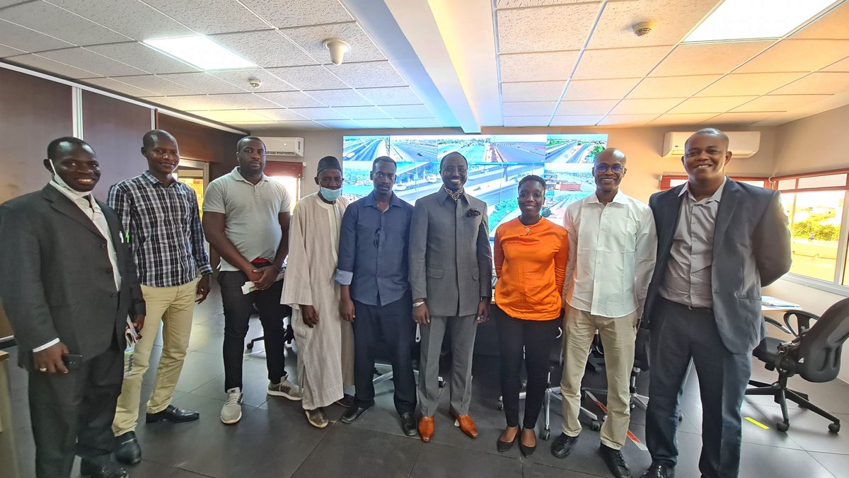 ascosen's tweet photo. Séance de travail entre l'ASCOSEN et la SECAA qui exploite l'autoroute à péage Dakar AIBD. Restitution de l'enquête de satisfaction. @wambedmi @Macky_Sall @PR_Senegal @aliounetine16 @afpfr @RFIAfrique @Pressafrik @APS_Officiel @Elysee #Senegal #ascosen https://t.co/kqiDYTdXFm