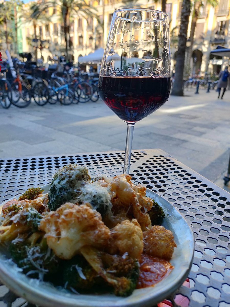 b_guided's tweet photo. #TardorReial the ideal way to experience one of the most beautiful squares in Barcelona. Plaza Real has it all - street theatre, people watching, food and wine 14 terraces for watching the world go by....#bguided https://t.co/mMlBKjlvBR