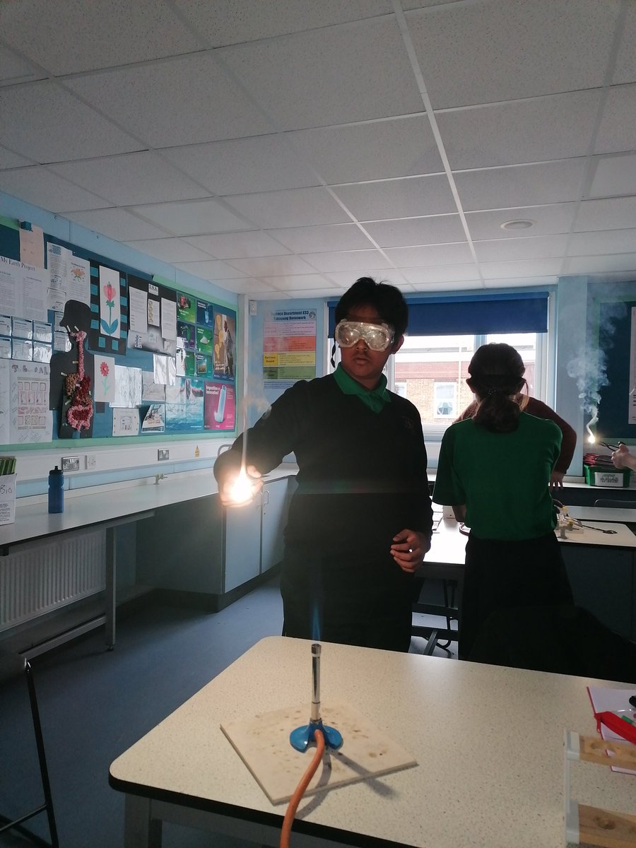 ScienceDep_SHS's tweet image. Years 7, 8 and 10 have been busy in chemistry this week. Having fun while combusting Magnesium Metal.