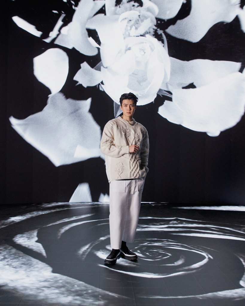 Dior's tweet photo. Sehun highlights the hybridization of #Diorsacai by Kim Jones and Chitose Abe of sacai https://t.co/PKn8c17pUW for #DiorSpring22 looks in tonal looks fusing tailoring with urban outerwear, reimagining the #DiorSaddle, and the rose as a knit.
© W Korea
Photographer: Kang Hyea Won https://t.co/trBtDwrk4Q