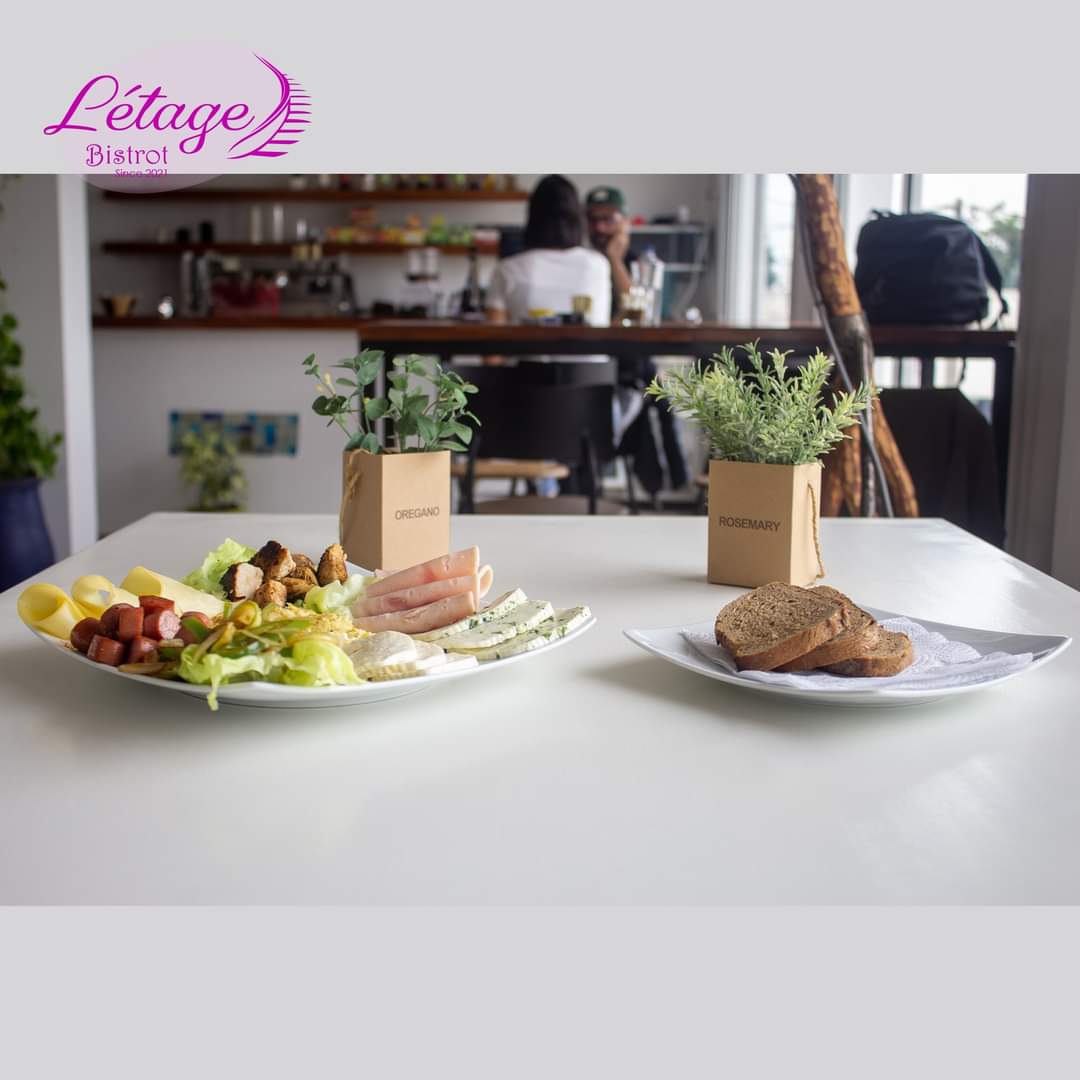 asmabenjeddou95's tweet photo. Le brunch #gourmand est ce qu'il vous faut le weekend.😍
Servi avec un café ou un thé, une bouteille d'eau et du jus. 😋
#letage #brunch #original https://t.co/UcUHftgzAZ
