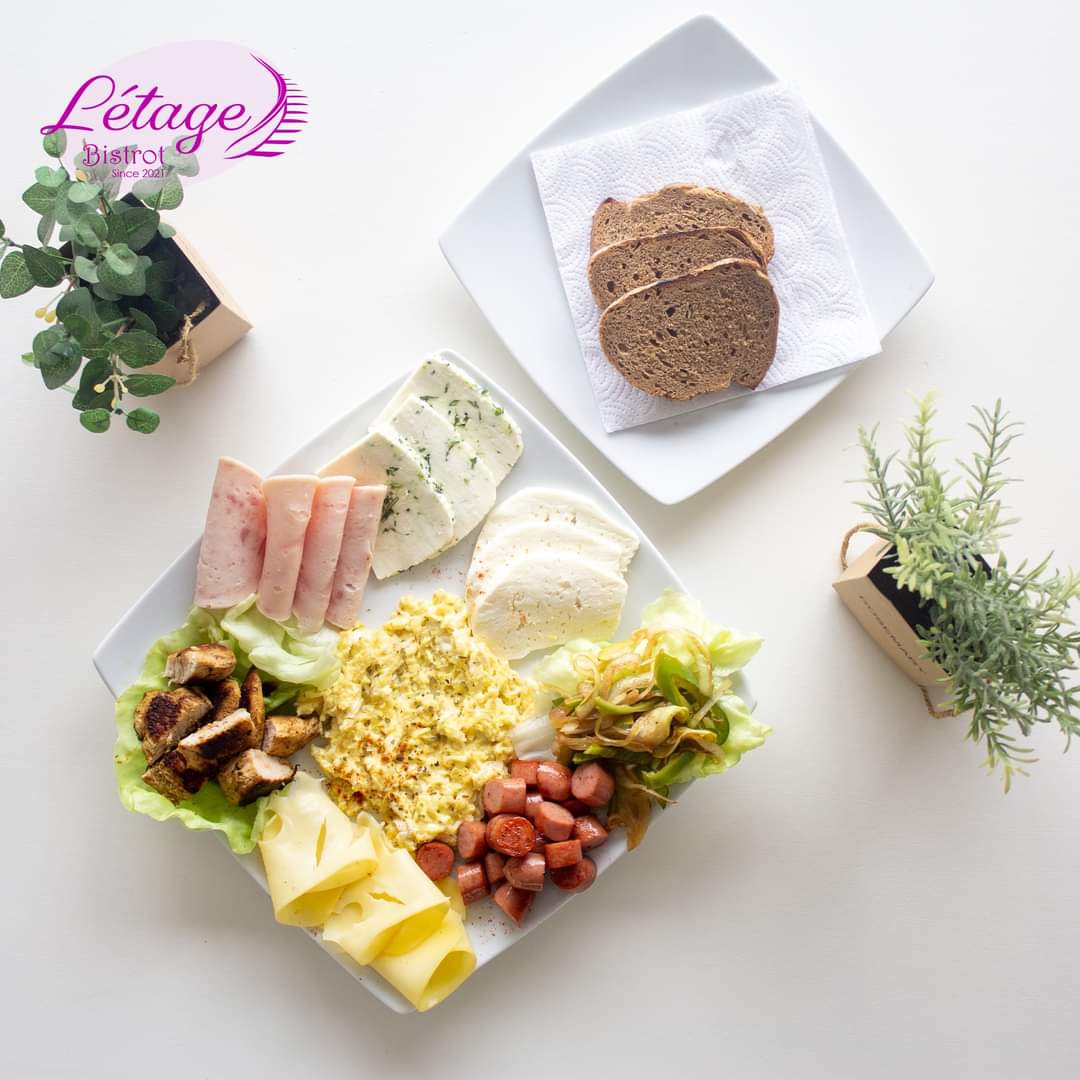 asmabenjeddou95's tweet photo. Le brunch #gourmand est ce qu'il vous faut le weekend.😍
Servi avec un café ou un thé, une bouteille d'eau et du jus. 😋
#letage #brunch #original https://t.co/UcUHftgzAZ
