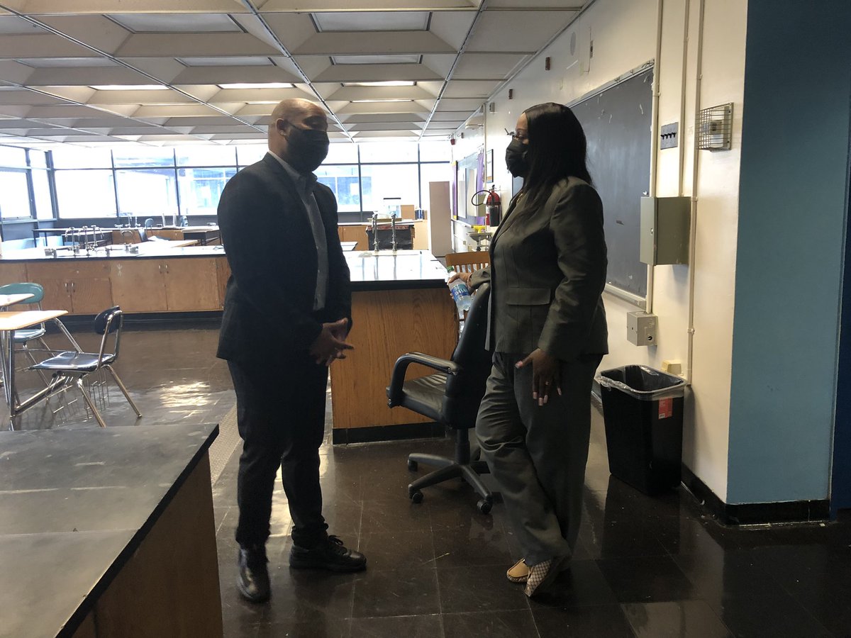 BPGibson2025's tweet photo. Great morning visiting our PS 229 Middle School with new Principal Vernon Johnson, to discuss our partnership and investments for our scholars and their families. Looking forward to our work ahead! #CSD9 #Bronx @CSD9Bronx https://t.co/GyjIHkWlB2