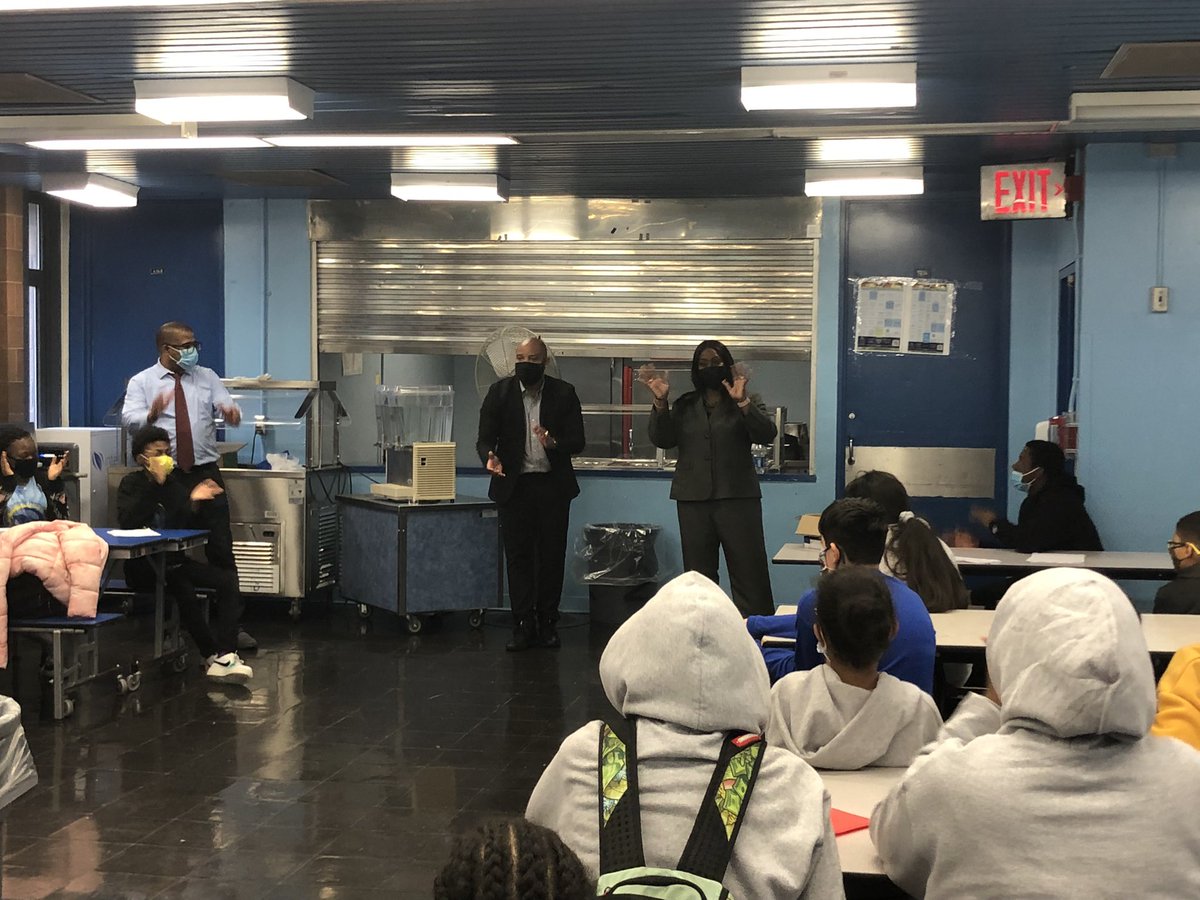 BPGibson2025's tweet photo. Great morning visiting our PS 229 Middle School with new Principal Vernon Johnson, to discuss our partnership and investments for our scholars and their families. Looking forward to our work ahead! #CSD9 #Bronx @CSD9Bronx https://t.co/GyjIHkWlB2