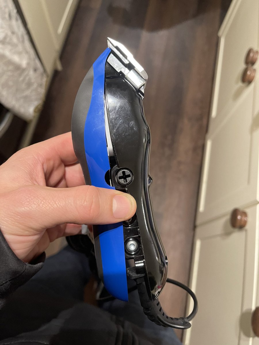 MarkBranton11's tweet photo. @Wahl_UK Hi just bought your dog clippers to do my dogs fur but a couple screws are missing from the casing exposing the electrics, not good! #wahl #faulty https://t.co/t7CfGo9F7H