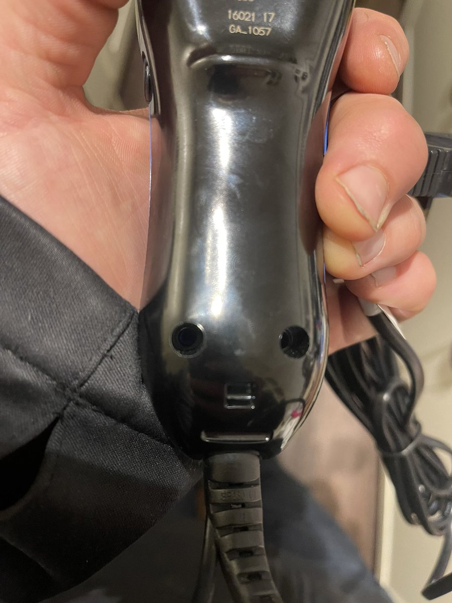 MarkBranton11's tweet photo. @Wahl_UK Hi just bought your dog clippers to do my dogs fur but a couple screws are missing from the casing exposing the electrics, not good! #wahl #faulty https://t.co/t7CfGo9F7H