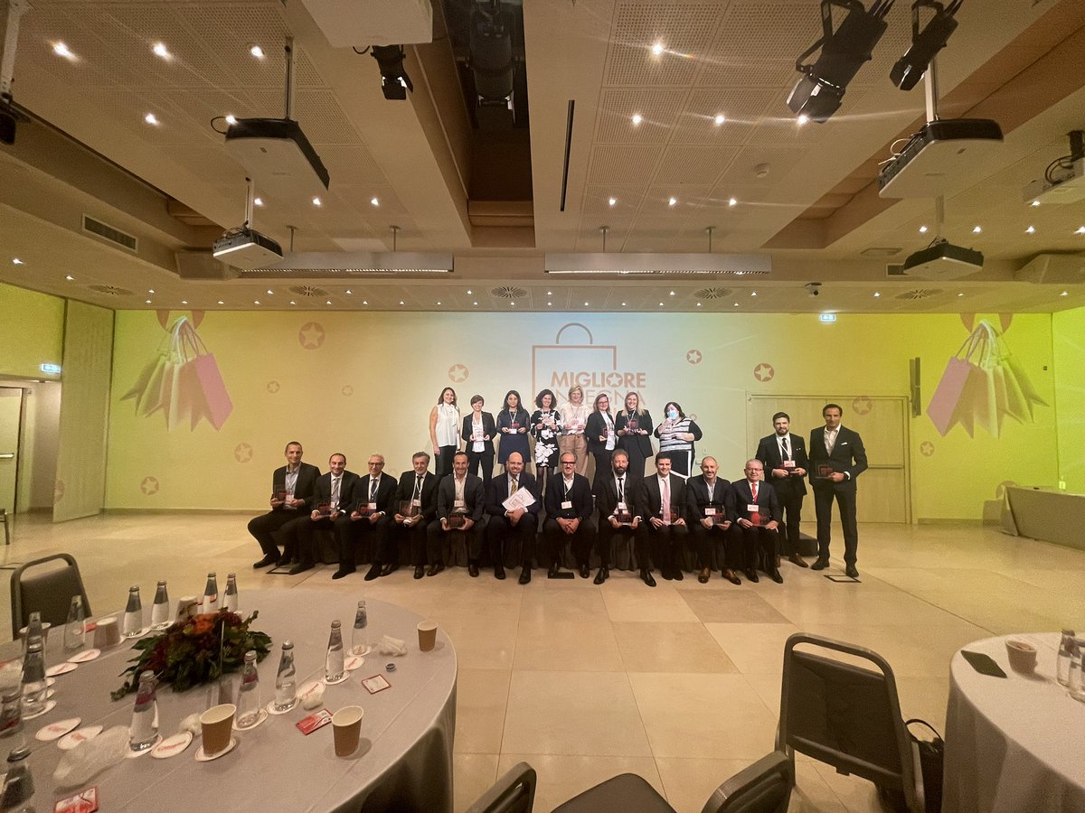 largoconsumo's tweet photo. #fotodigruppo 

con tutti i vincitori delle 22 categorie dell’Indagine Migliore Insegna 2022!  

#miglioreinsegna2022 https://t.co/heGTptYsqq