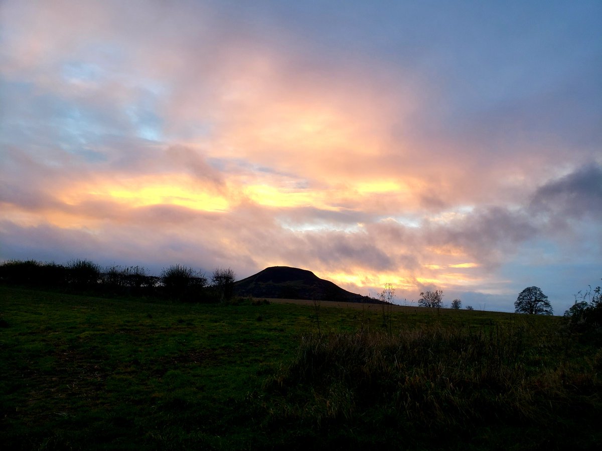 blonde_on_bikes's tweet photo. Sunset before the rain set back in and I got soakedπ¬#sunset #melrosepaths #trimontium #newstead #fridaywalk #scottishborders https://t.co/l3SXAESfwY