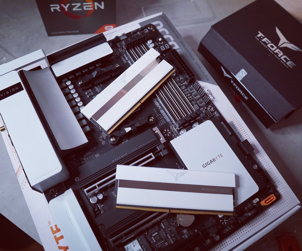 technika_builds's tweet photo. Safe eine der geilsten Motherboard RAM Combos die ich jemals gesehen habe 🤤 was meint ihr ? @teamgroupincde @GIGABYTE_DE #gigabytevision #teamgroupxtreemargb #xtreem #whiteram #cleanram #rgbram #whitemobo #motherboard #ram #tforce #teamgroup https://t.co/HGftAJDewJ