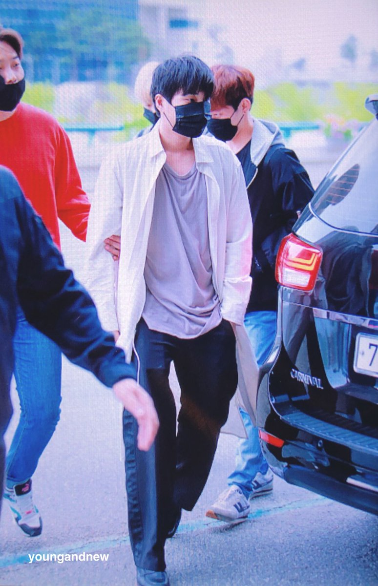 이날 아팠는지 축축 처져 있어서 말랑이 얼굴 보고 사이버 뽀뽀 하다가도 심장이 찢어질 것 같른 사진들이 있는데 그래도 그게 또 귀여워가지고.... (진심개추악하고못대처먹은영캐이팬임) 그래서 그냥 이렇게 가끔씩만 예뻐하기로 햇어요 한번만 봐줘 (엥)