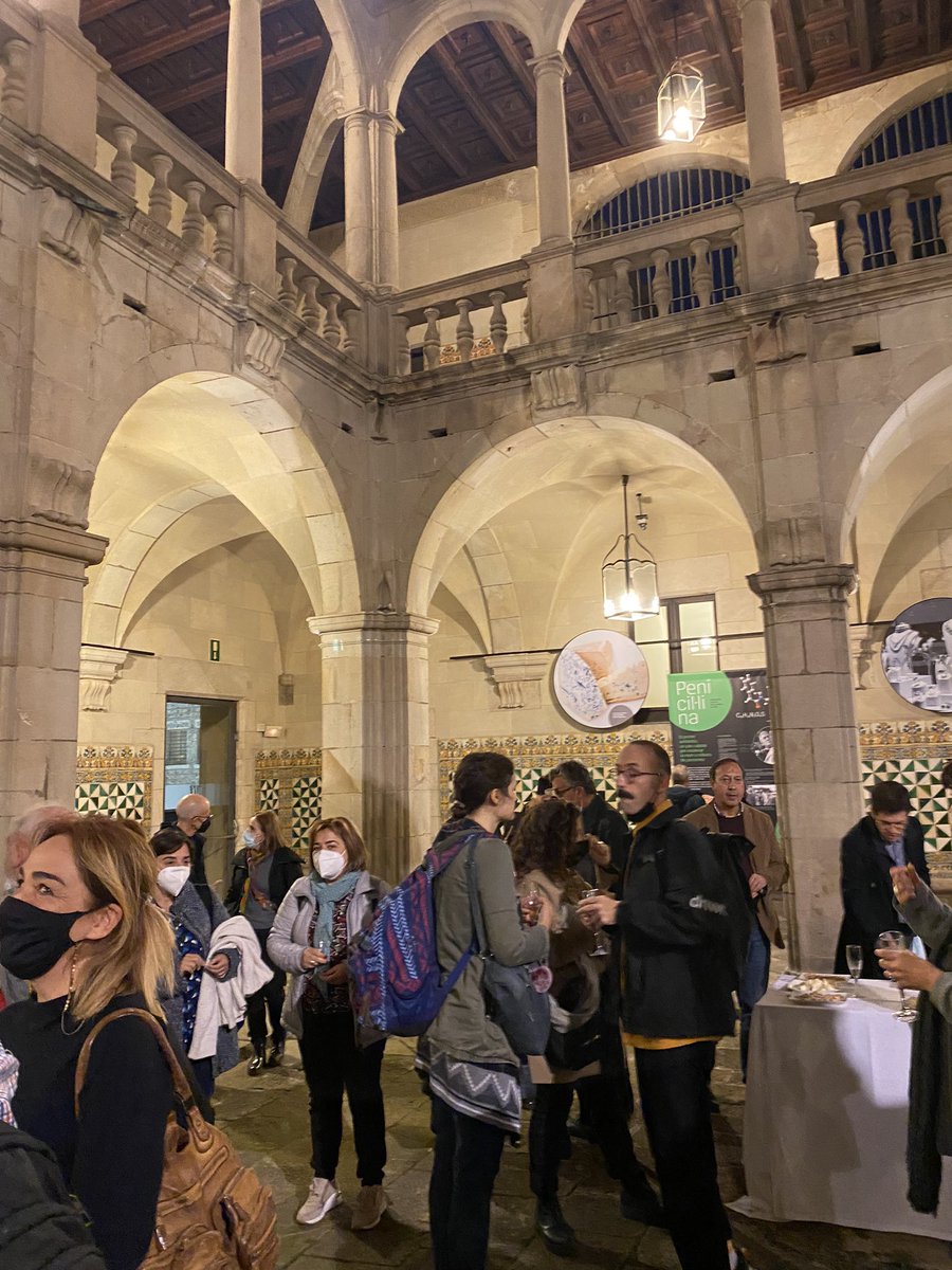 cesirecat's tweet photo. Magnifica cloenda de l’acte d’inauguració de l’exposició “Molècules que ens han canviat la vida”a l’@iec adreçada a alumnat de secundària @cesirecat @educaciocat #expomolecules @scq_iec #ACEAPFQ https://t.co/9NEpXhRrm8
