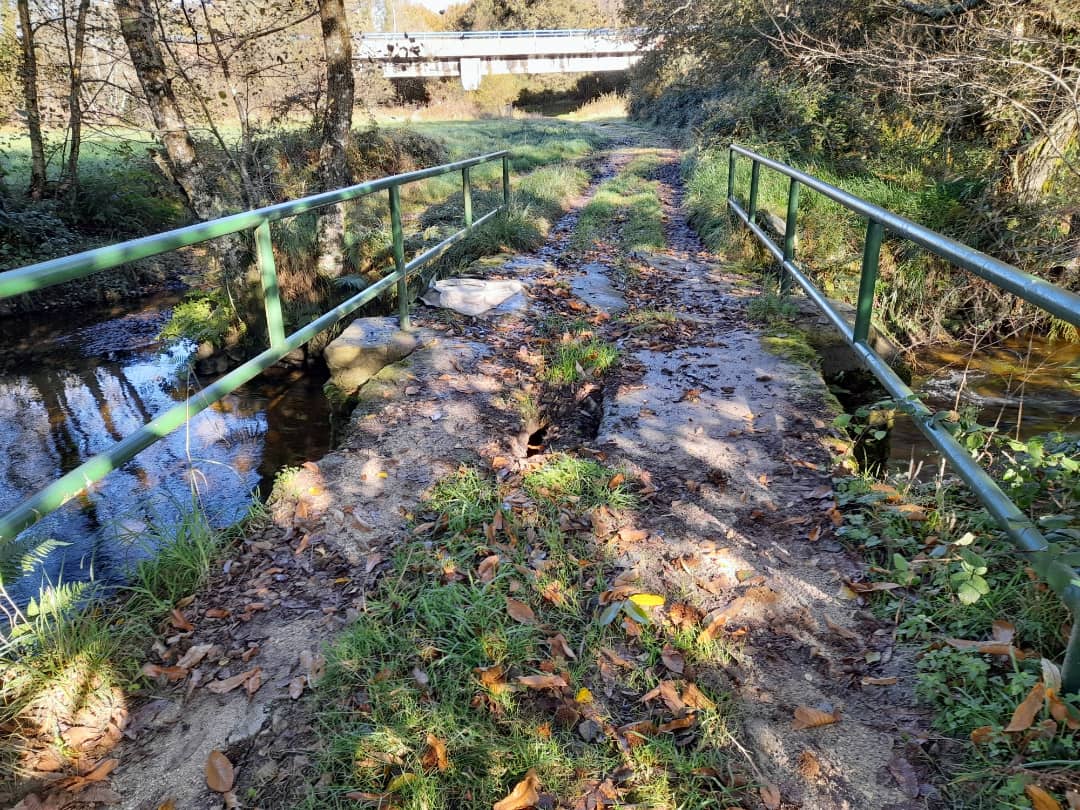Modesto_Renda's tweet photo. Coa veciñanza de #Corbelle, contrastando o estado da Ponte de Vilamarín e o dos camiños da Pontiga da Lousa e a Veiga, respectivamente.
Levarémolo a pleno. https://t.co/kVqRqKMBPI