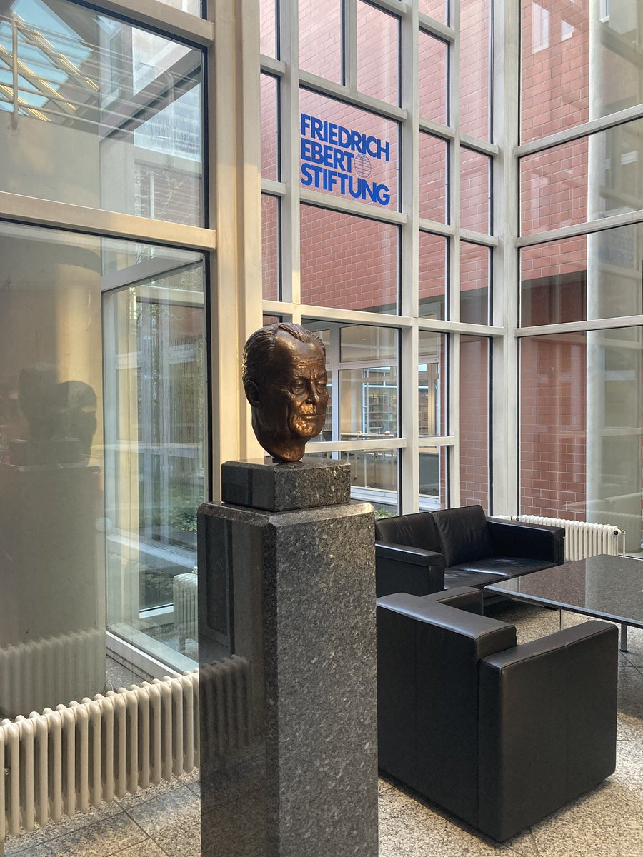 anna_hesse's tweet photo. Gestern habe ich angefangen (!) mir den wirklich umfangreichen Bestand zu Wolfgang #Thierse im Archiv der @FEShistory anzusehen. Im Dezember dann wieder. Spoiler: schon jetzt habe ich tolle Quellen gefunden - Briefe von BürgerInnen aus Ost an ihn (Sept. 90) #bartgate https://t.co/lVVBoJZqt9