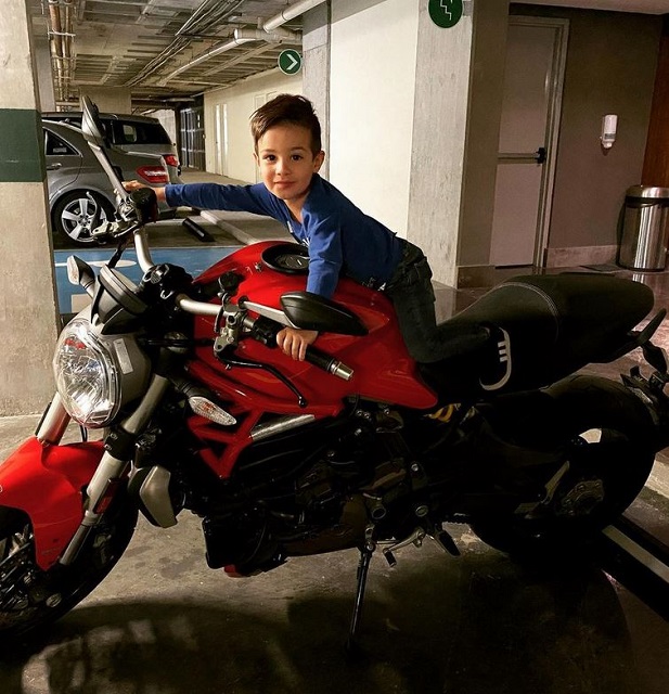 MimiandMoto's tweet photo. One of the few things parking garages are good for.  Photo: cabuye #instagram

#parkinggarage #nakedbike #motorcycles #motorcyclelife #redmotorcycle #sportbike #sitonit #red #ducati #ducatista #ducatikid #fridayfeeling #FridayVibes #littlerider https://t.co/bsE5DXF6SO