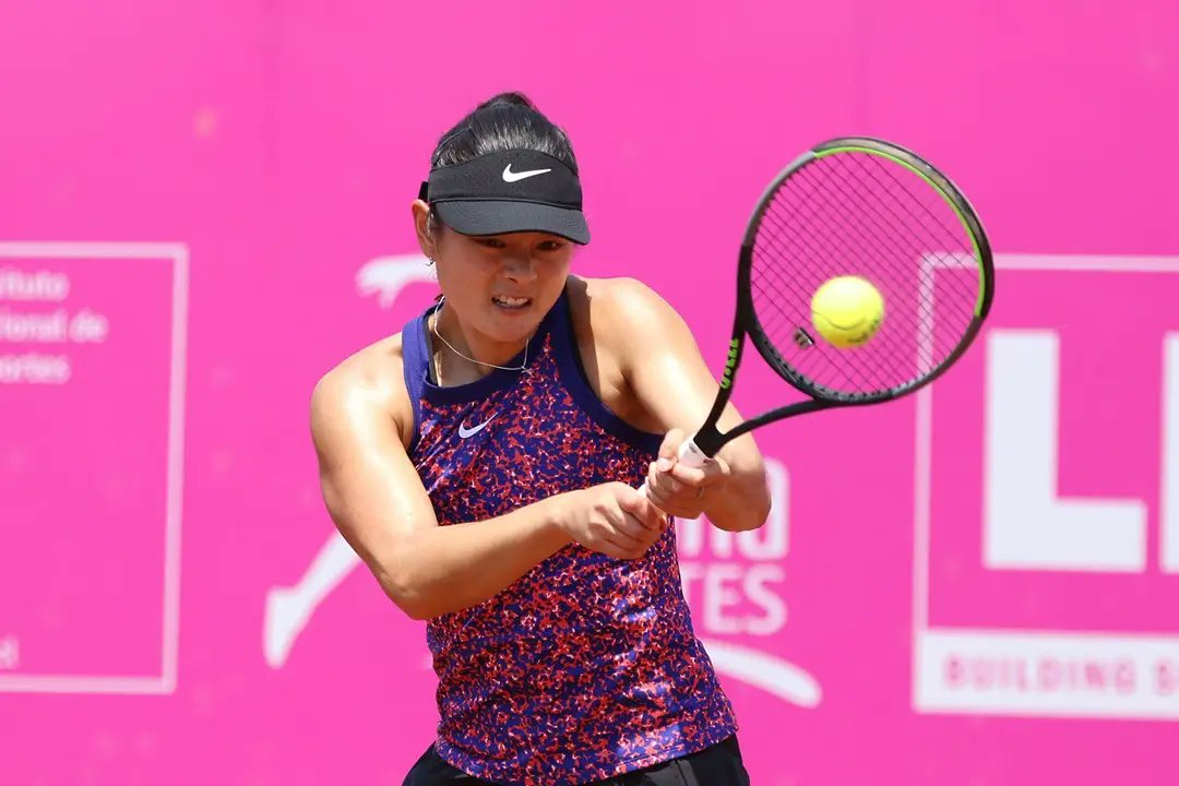 CopaLPOpen's tweet photo. Anna Bondar 🇭🇺 es la primera finalista de la #CopaLPChileIND 🤩🎾
Derrotó en sets corridos a Arianne Hartono 🇳🇱 6-1 y 7-6(5)
¡Otra final más Anna! 👏
#TenisComoNuncaAntesLoViste #ITFWorldTennisTour #CopaLPChileIND https://t.co/D2UvQttZVs