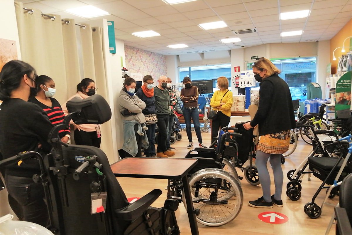 grupo_ssi's tweet photo. Nuestro grupo de #CP atención sociosanitaria en domicilio visita @abueloactual
¡Dos años después!
Recuperamos estas salidas, que conectan al alumnado con las posibilidades que hay en el mercado en materia de productos de apoyo a personas mayores
#SSITraining #GrupoSSI @lanbide https://t.co/C0A2zTVvO7