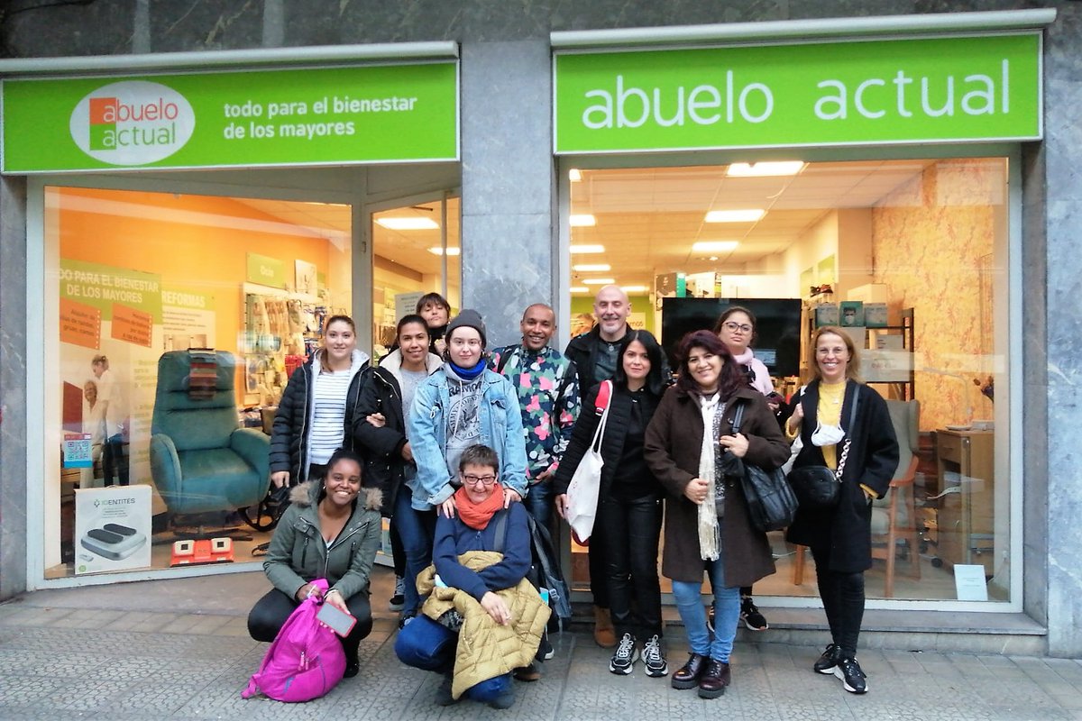 grupo_ssi's tweet photo. Nuestro grupo de #CP atención sociosanitaria en domicilio visita @abueloactual
¡Dos años después!
Recuperamos estas salidas, que conectan al alumnado con las posibilidades que hay en el mercado en materia de productos de apoyo a personas mayores
#SSITraining #GrupoSSI @lanbide https://t.co/C0A2zTVvO7