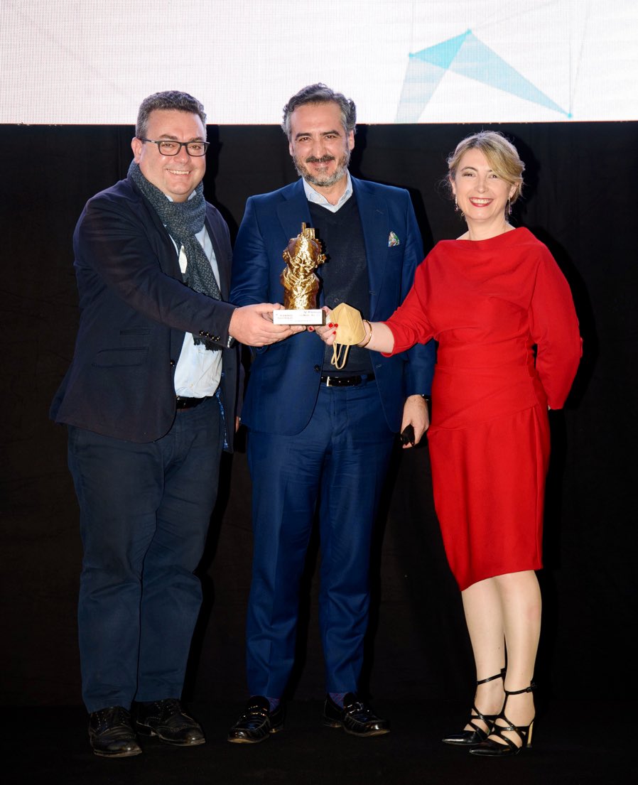 Graphenglass_'s tweet photo. Nuestro agradecimiento a @IndustrialesCV por distinguir a nuestro equipo con #PremiosLuisMeleroiMasCOIICV por su compromiso con la sociedad y ejemplo de gestión de crisis COVID-19 desde la ingeniería industrial. Recogen el galardón @HerediaGg y @VteMontesinos CEO @Graphenglass_ https://t.co/NJSH0Ey74z