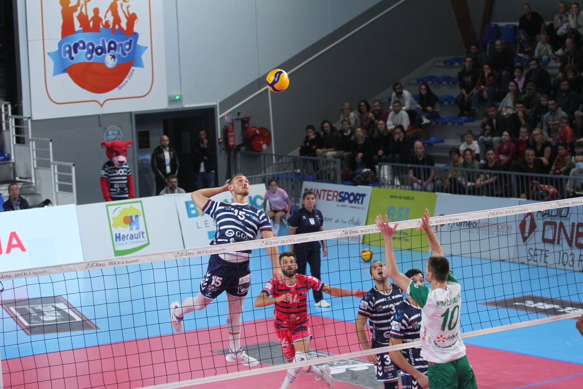 Radio One / Arago tweet media