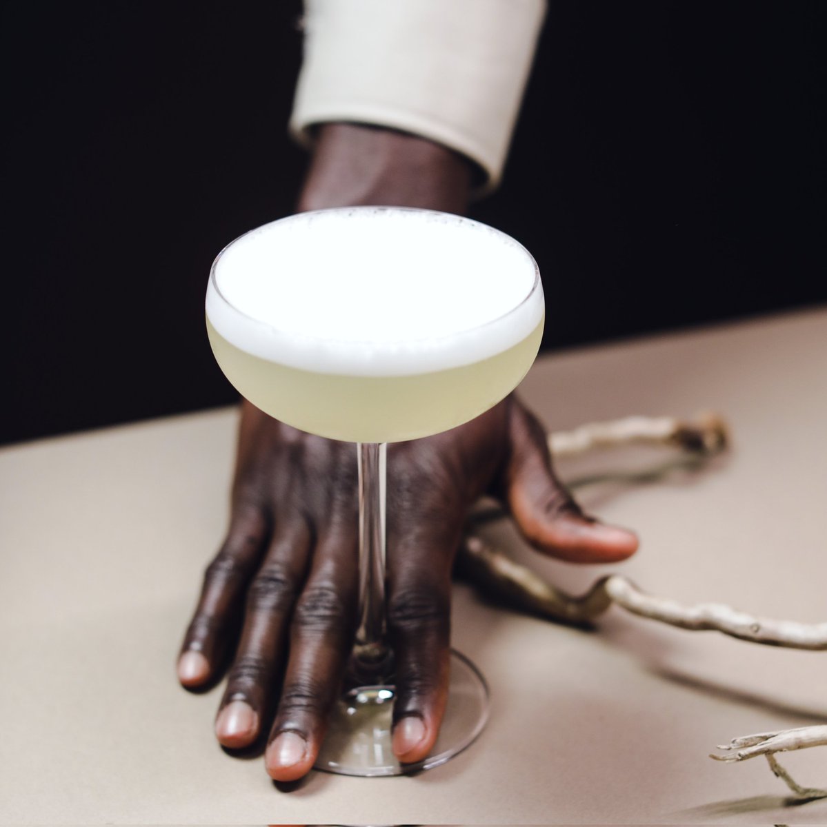 Coctelicismo's tweet photo. #PiscoSour
🇵🇪 El pisco peruano, destilado de diferentes tipos de uva, posee una calidad envidiable que sirve como base alcohólica para preparar el delicioso pisco sour, cóctel que es reconocido como símbolo de #Perú.
https://t.co/aZbnaAXmGs https://t.co/ZOtq3F4AyJ