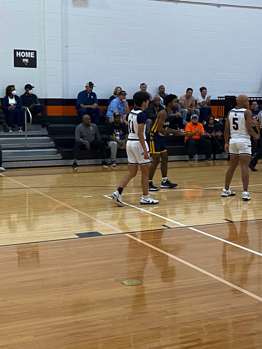 🚨The #ACHClassic🚨

3ptr! Ethan Ortiz from the LT wing. Then <a href="/Tevijon1/">Tevijon Williams</a> adds one from the same spot. <a href="/SV_Hoops/">SV Basketball</a> trails 14-12, early on vs <a href="/wcsbasketball/">WCS Boys Basketball</a> 
#AlamoCityHoops