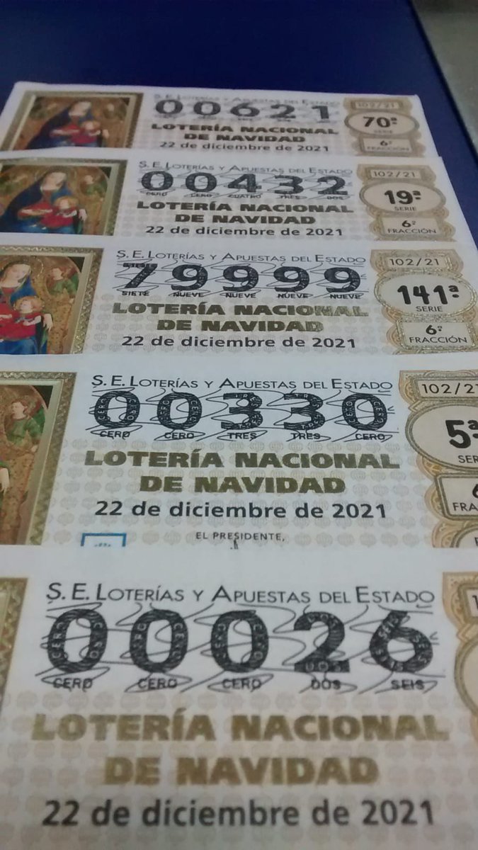 AFABADEOURO's tweet photo. Vas deixar que estes números vaian de volta para Madrid?
E se aquí están os  💶💰
Ven tomar unhas cañas a Lourenzá e leva un destes décimos da Faba de Ouro para compartir cos teus coleg@s!
982 12 12 78
638 18 94 72
Horario:
Luns- Vernes 10:00-13:30 // 17:00-20:00 Sáb 10:00-13:30 https://t.co/RM6DNMpmS5
