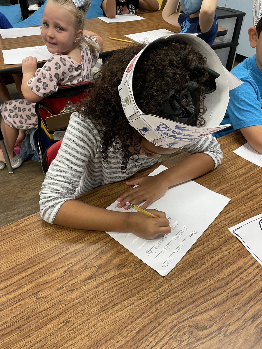 MrsPierceKinder's tweet photo. This week we kicked off our Veterans Hospital PBL. We wrote letters and learned all about what it means to serve. We ended our week by speaking with Sgt. Pierce - an Air Force veteran! Thank you to everyone who has brought in items so far! @HumbleISD_DWE @CalebFrostDWE https://t.co/PsPsIrRXIu