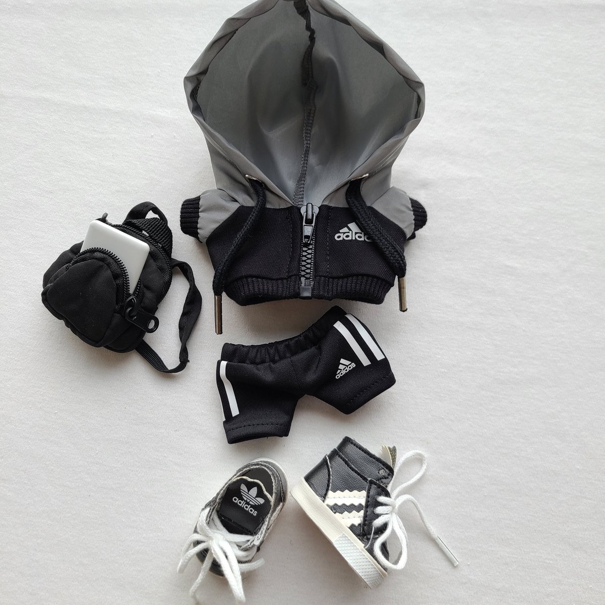 버블티 옷장 신상품 공개~🌟

밤에 더 눈길을 사로잡는 점퍼

블랙 AD 반사 후드점퍼🌠
(로고는 반사가 아닙니다)

15cm, 20cm 제작
제작 2~3주 소요
#아이돌인형 #솜뭉치인형 #인형계 #15cm인형 #20cm인형 #인형옷제작 #강다니엘 #탑6 #탑식스 #임영웅 #영웅이인형 #이찬원 #영탁 #BTS #버블티옷장