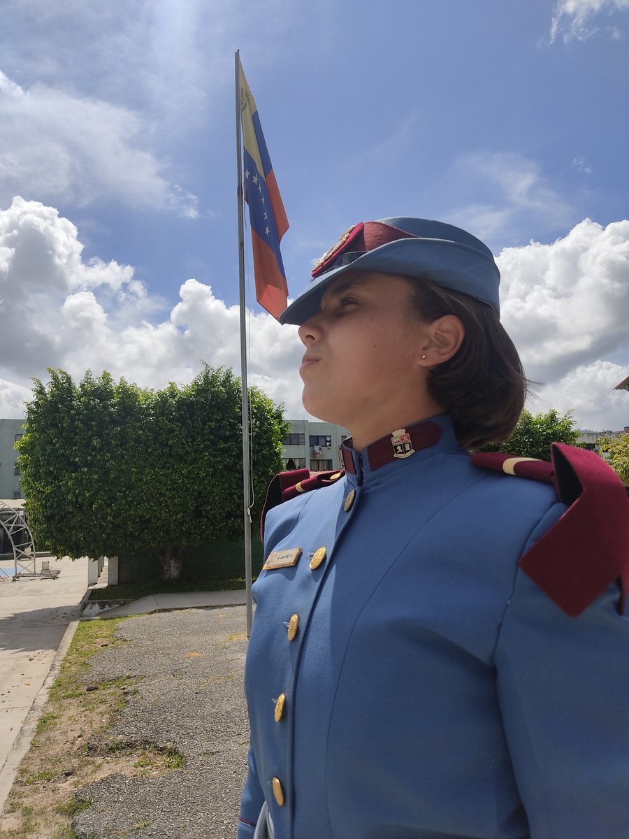 MilagrosBP12's tweet photo. Los beneficios que se hacen hoy, se reciben mañana, porque Dios premia la virtud en este mundo mismo.🎖️💂🏻‍♀️🙏🏻 
       -Ser Cadete de la Guardia Nacional Bolivariana es una Gloria! https://t.co/IqfDVkhRN6